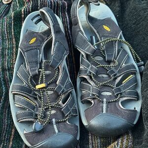 Like new Keen Black and Gray Athletic Sandals